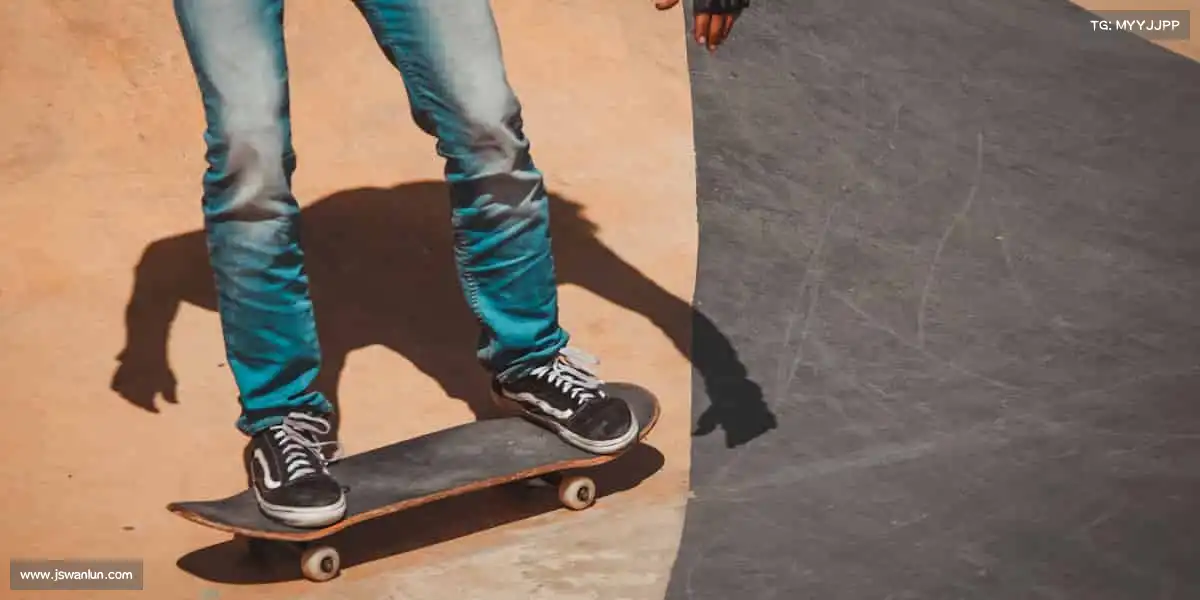 必一运动官网哑铃起落间,雕刻的不只是身材,更是自律的勋章🏋️